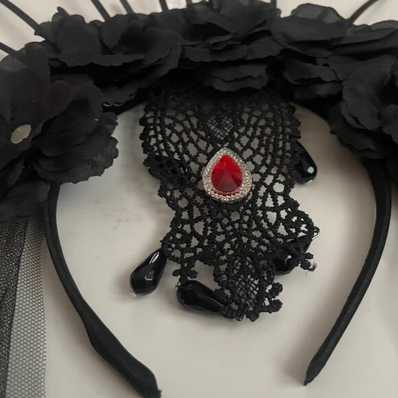 Gothic Black Halo Crown With Veil - Picture 4 of 14